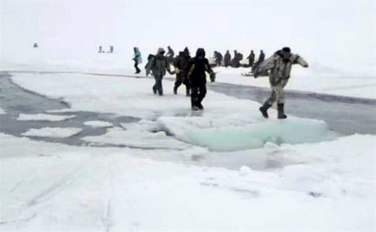 Спасатели доставили на берег всех рыбаков с треснувшей льдины в Долинском районе