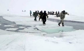 Спасатели доставили на берег всех рыбаков с треснувшей льдины в Долинском районе