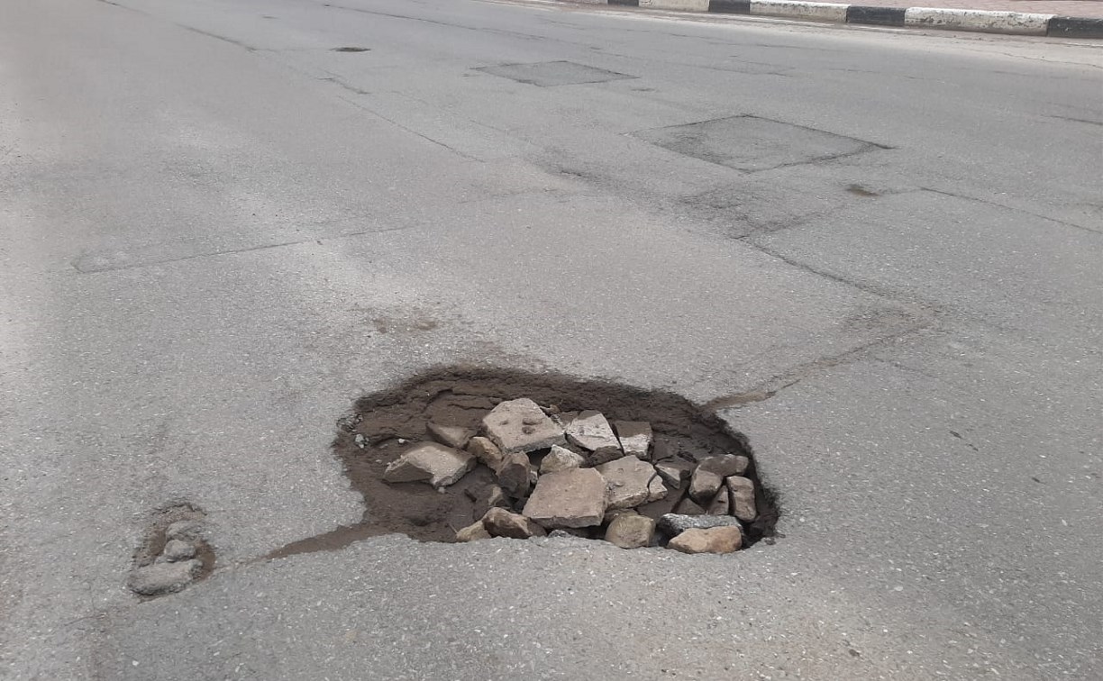 Невельские Кулибины засыпали яму на дороге булыжниками и кусками бетона