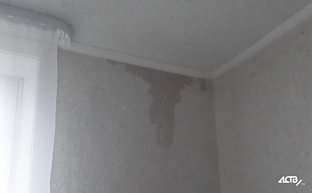 Потолки и балконы протекли в квартирах жителей Сахалина из-за дождя