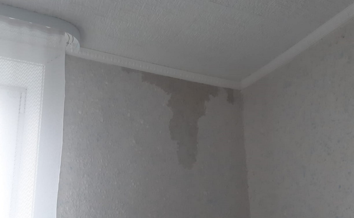 Потолки и балконы протекли в квартирах жителей Сахалина из-за дождя