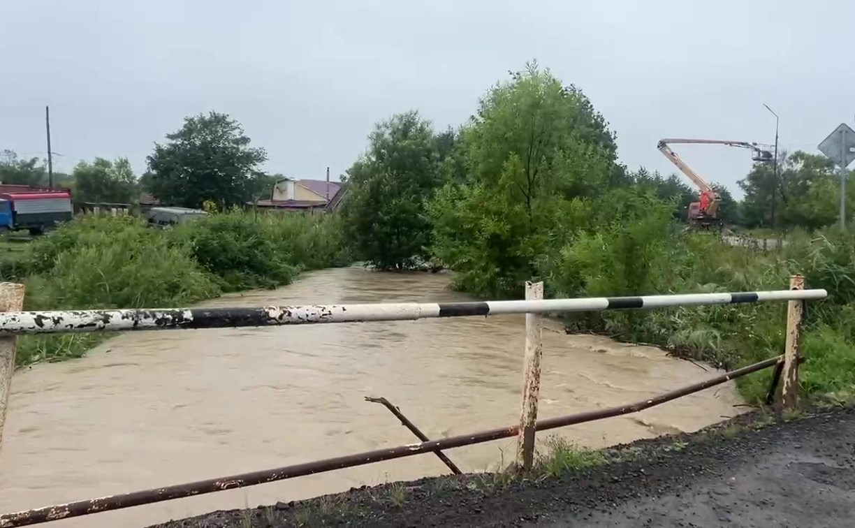 "Уровень воды повышается": русло реки расширяют в Шахтёрске, чтобы избежать разлива