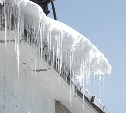 Груда снега с крыши рухнула на мужчину и забор детского сада в Долинске