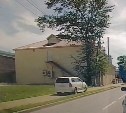 Водитель проехал по тротуару и припарковался на газоне в Южно-Сахалинске