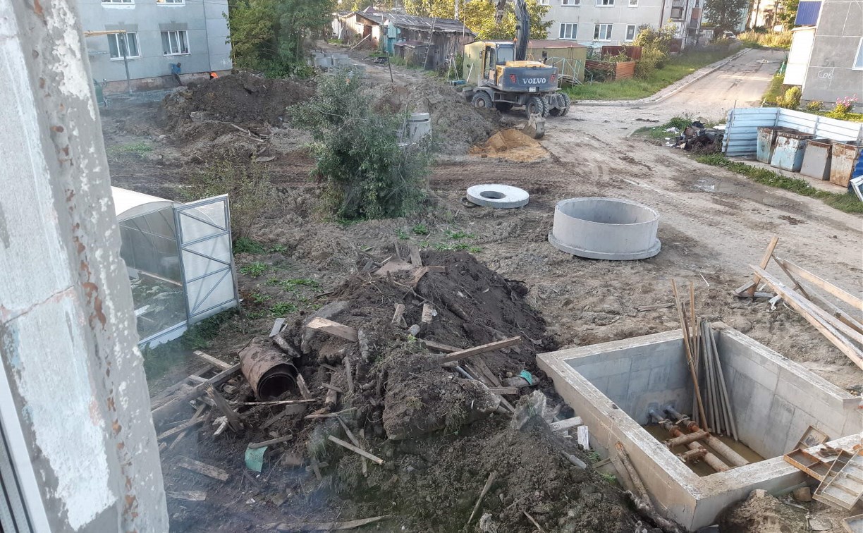 Строители огородили ремонт в Троицком только после жалобы жителей