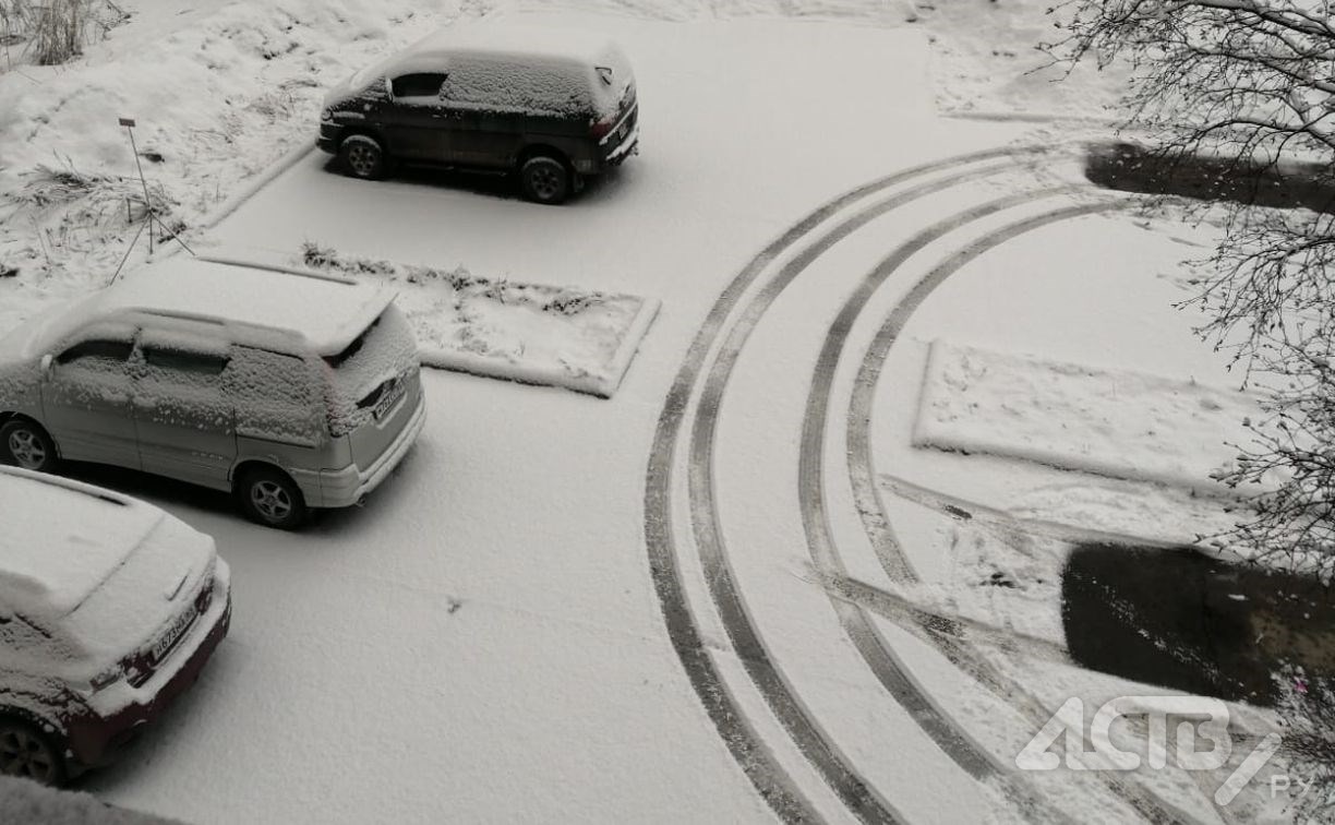 "У нас снова зима": район Сахалина припорошило снегом
