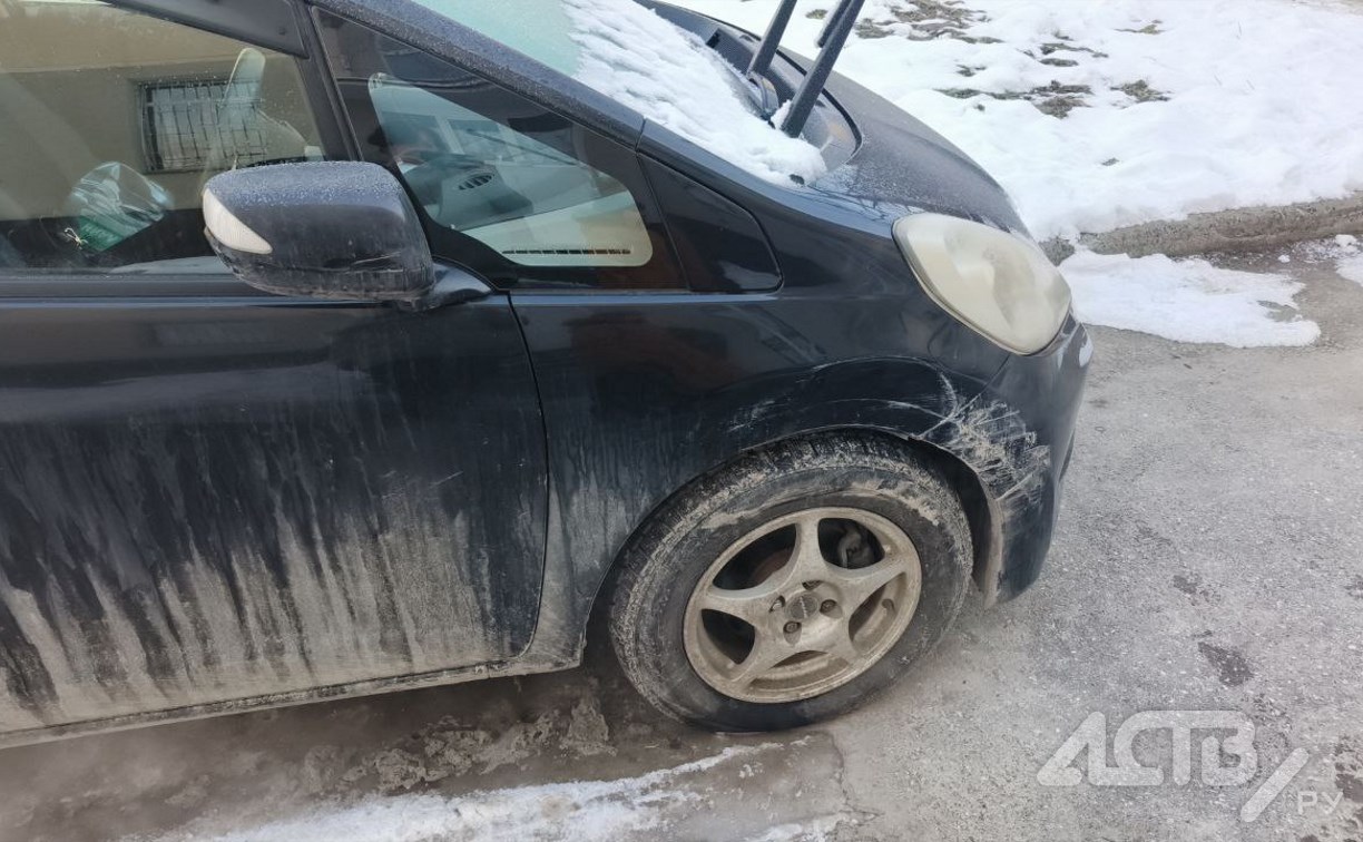 Помял крыло и скрылся: очевидцев ДТП во дворе дома разыскивают в Южно-Сахалинске