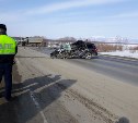 Универсал и грузовик столкнулись на автодороге Южно-Сахалинск - Холмск