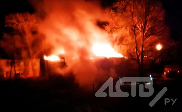 "Угли летели мимо окон": деревянная двухэтажка сгорела на Сахалине