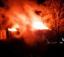 "Угли летели мимо окон": деревянная двухэтажка сгорела на Сахалине