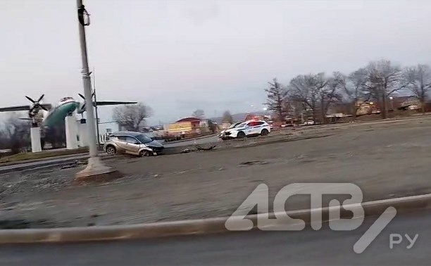 "Обновили ": кроссовер залетел на кольцо в Южно-Сахалинске