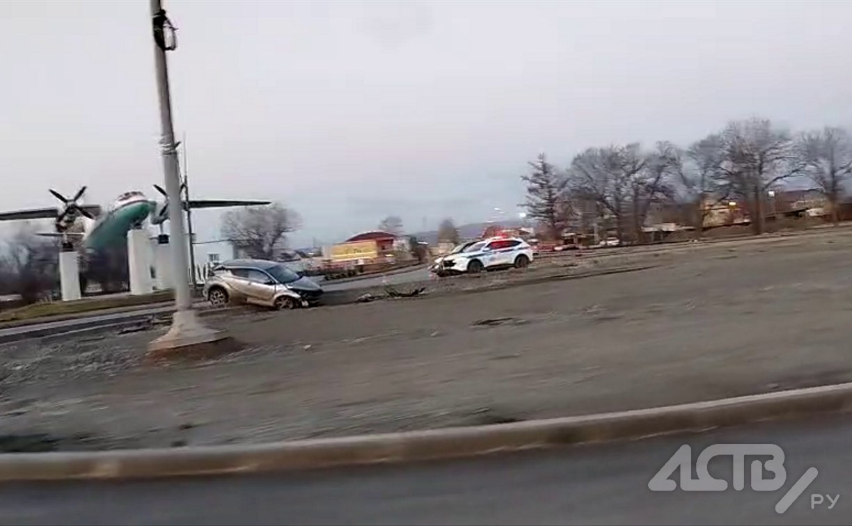 "Обновили ": кроссовер залетел на кольцо в Южно-Сахалинске