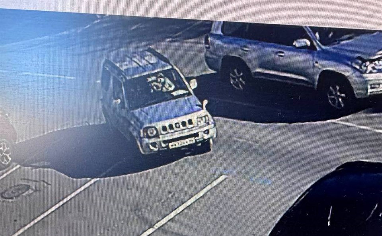 Водитель Suzuki Jimny в Южно-Сахалинске поцарапал кроссовер прямо под камерами и скрылся - поиск 