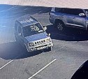 Водитель Suzuki Jimny в Южно-Сахалинске поцарапал кроссовер прямо под камерами и скрылся - поиск 