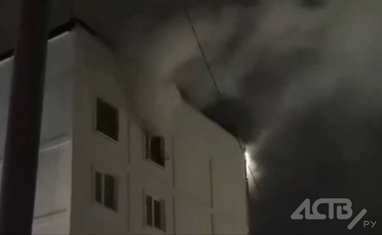 "Мужчину долго откачивали": очевидцы сообщают о пожаре с пострадавшим в Южно-Сахалинске