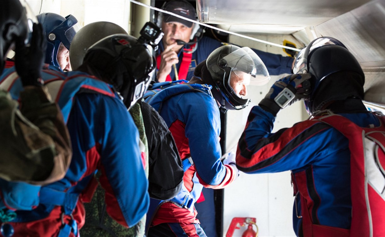 Сахалинские спасатели устроили 6-часовую тренировку по прыжкам с парашютом