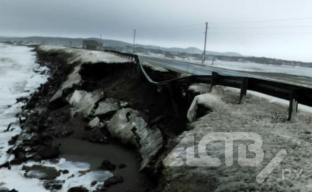 На Сахалине во время шторма подмыло дорогу - часть грунта обрушилась