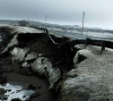 На Сахалине во время шторма подмыло дорогу - часть грунта обрушилась