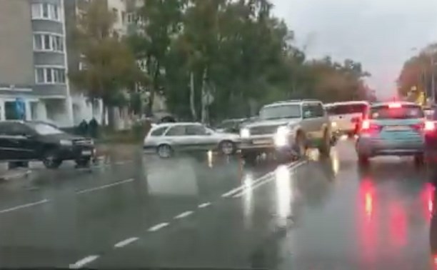 Небольшая авария стала причиной серьезного затора в Южно-Сахалинске