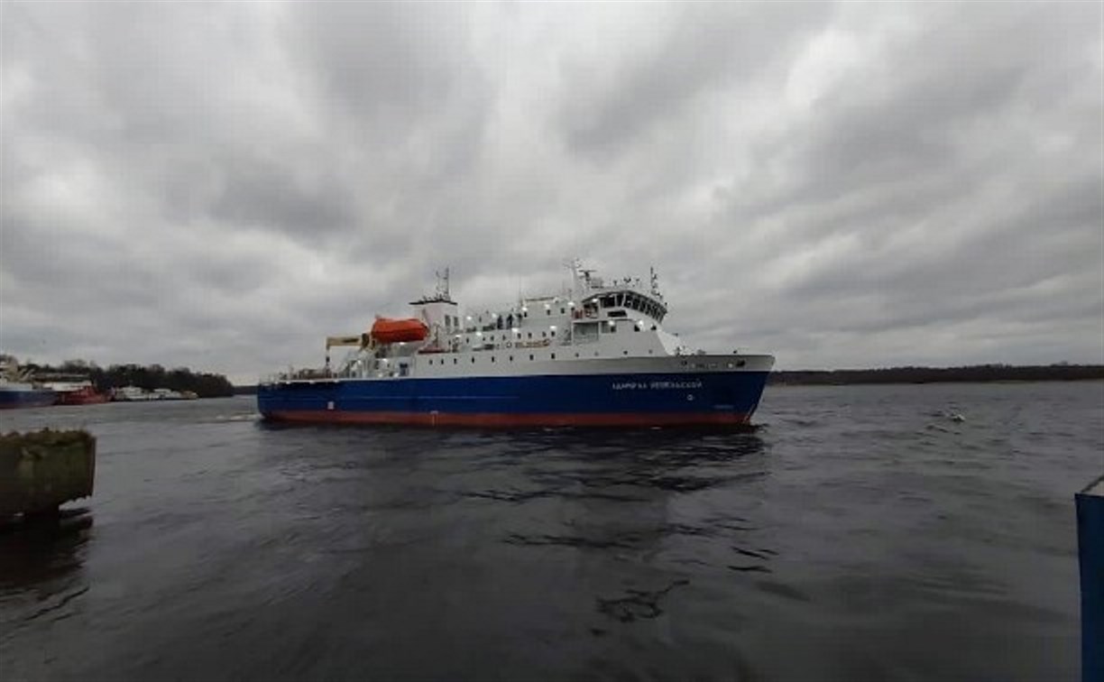 Судно "Адмирал Невельской" запоздает на Сахалин из-за навигации