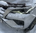 Неизвестный водитель врезался в Toyota Fortuner и скрылся с места ДТП в Южно-Сахалинске