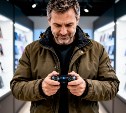 Судимый сахалинец пытался улучшить своё благосостояние с помощью геймпада и бритвенных станков 
