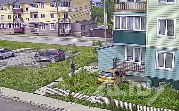 "Что тут происходит?": сахалинка на хэтчбеке влетела в стену дома, едва не сбив человека