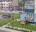 "Что тут происходит?": сахалинка на хэтчбеке влетела в стену дома, едва не сбив человека