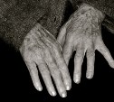 На Сахалине пенсионерка сшибла женщину-инвалида с ног и содрала с неё одежду с деньгами