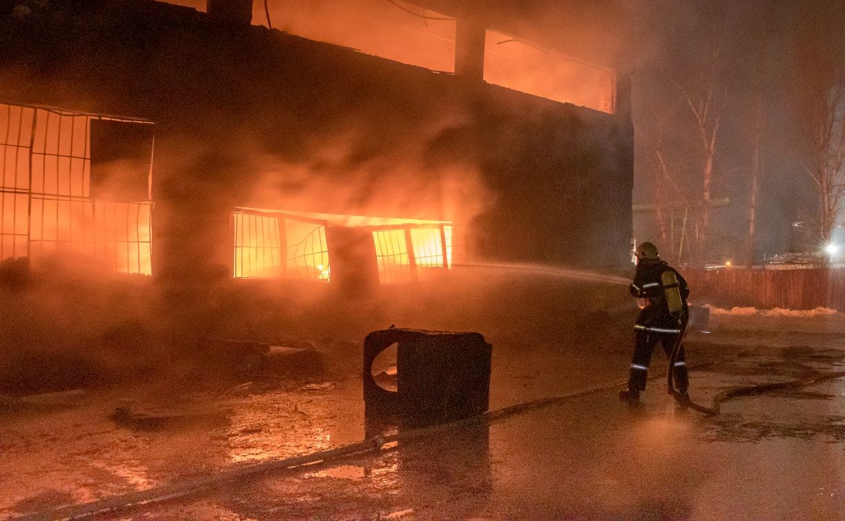 Пожар на цокольном этаже многоэтажки тушили в Холмске