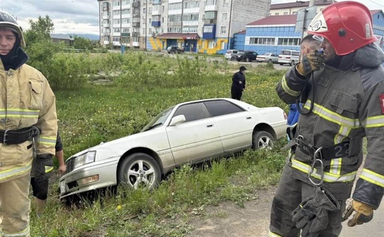Седан улетел в кювет из-за выбежавшей на дорогу собаки в Тымовском