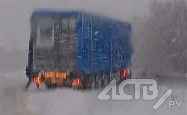 Большегрузы не могут подняться на перевал в районе Взморья