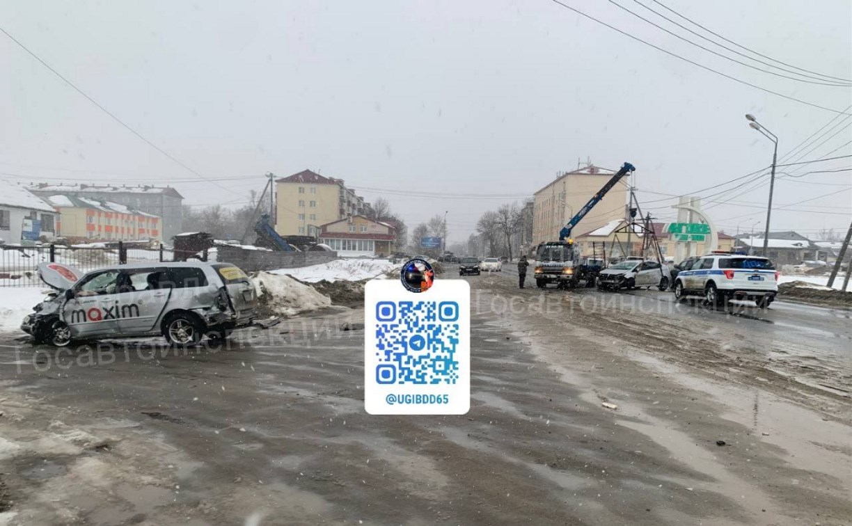 Неизвестный водитель спровоцировал серьёзное ДТП в пригороде Южно-Сахалинска и скрылся