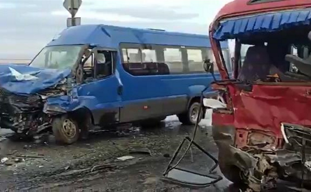 Водители автобусов пострадали при лобовом столкновении в Южно-Сахалинске