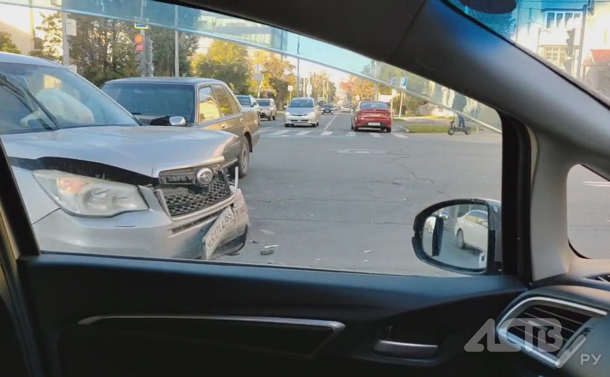 Два автомобиля попали в ДТП в утренний час пик в Южно-Сахалинске