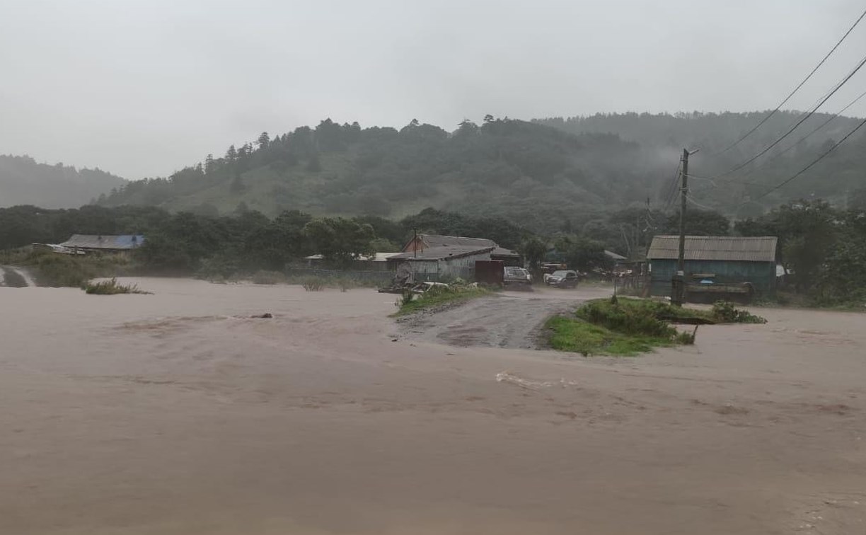 Курильская Гренада затоплена тропическим циклоном: люди ходят по дому в резиновых сапогах