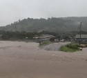 Курильская Гренада затоплена тропическим циклоном: люди ходят по дому в резиновых сапогах