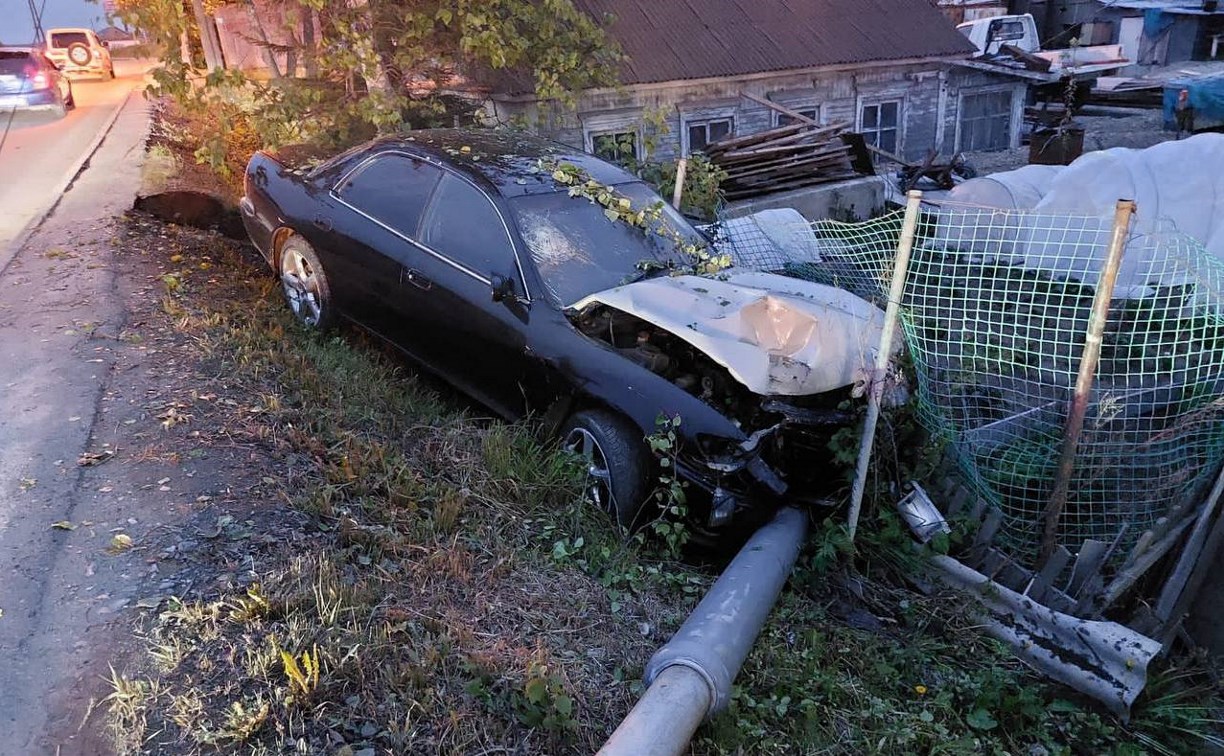 Сахалинец на Toyota Carina ED снёс очень странный столб и улетел в забор