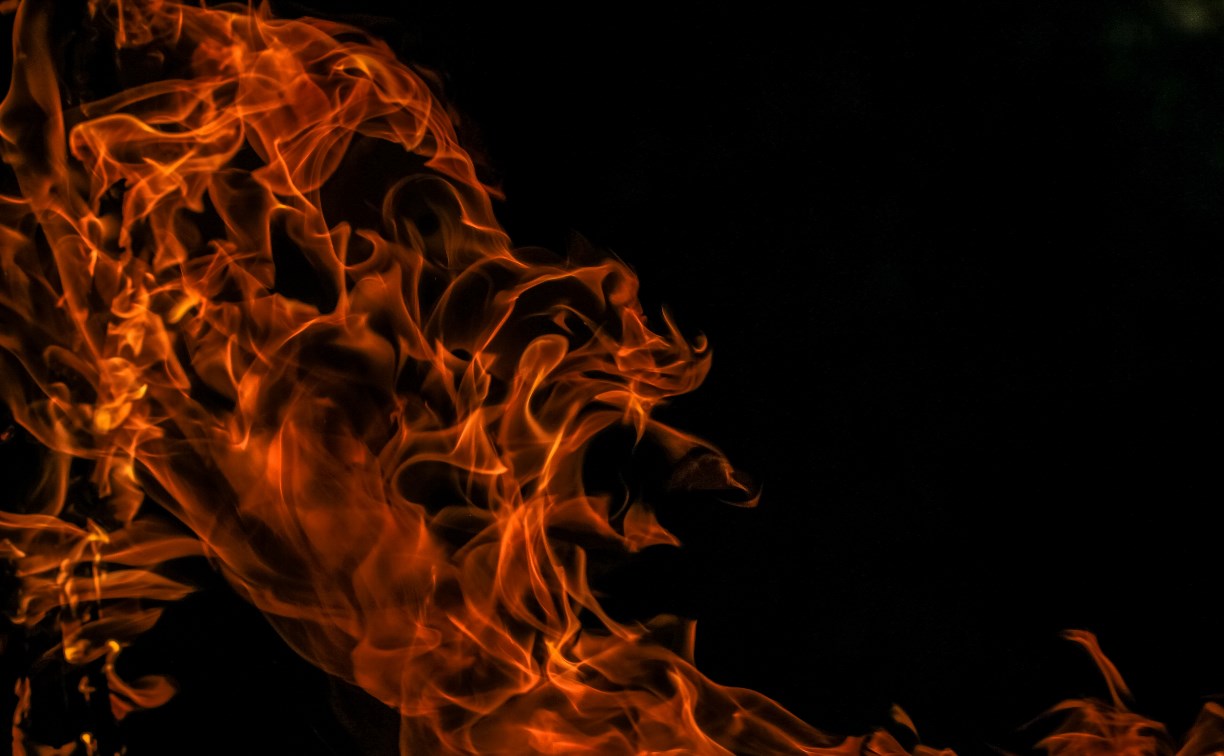 Грузовик вспыхнул ранним утром на Сахалине