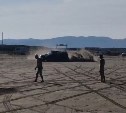 Безумный дрифтер на "Субару" наворачивал круги на пляже в Стародубском, не обращая внимания на детей 