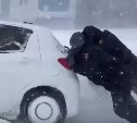 Госавтоинспекция помогает сахалинским водителям выбраться из снежных завалов