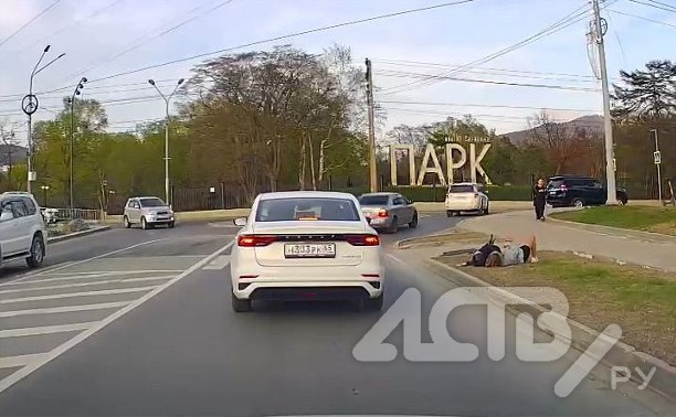 Две школьницы на одном самокате упали у "зебры" в Южно-Сахалинске, едва не попав под колеса авто