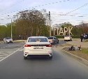 Две школьницы на одном самокате упали у "зебры" в Южно-Сахалинске, едва не попав под колеса авто
