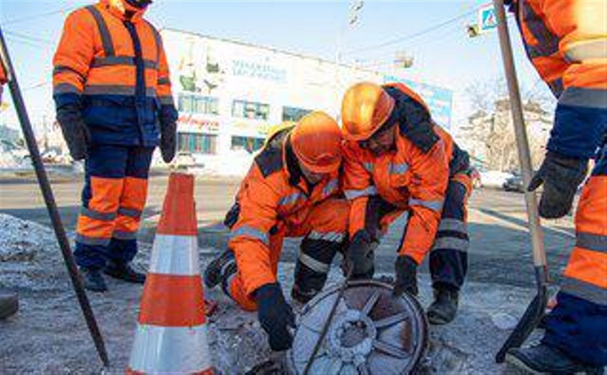 "РВК-Сахалин" меняет в областном центре крышки люков после циклона 