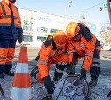 "РВК-Сахалин" меняет в областном центре крышки люков после циклона 