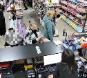 Полиция Южно-Сахалинска ищет посетительницу торгового центра, забравшую кошелек пенсионерки