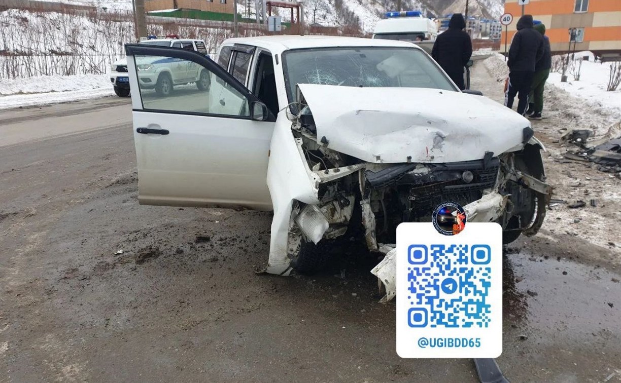 В Невельске в результате ДТП пострадал водитель "Пробокса" 