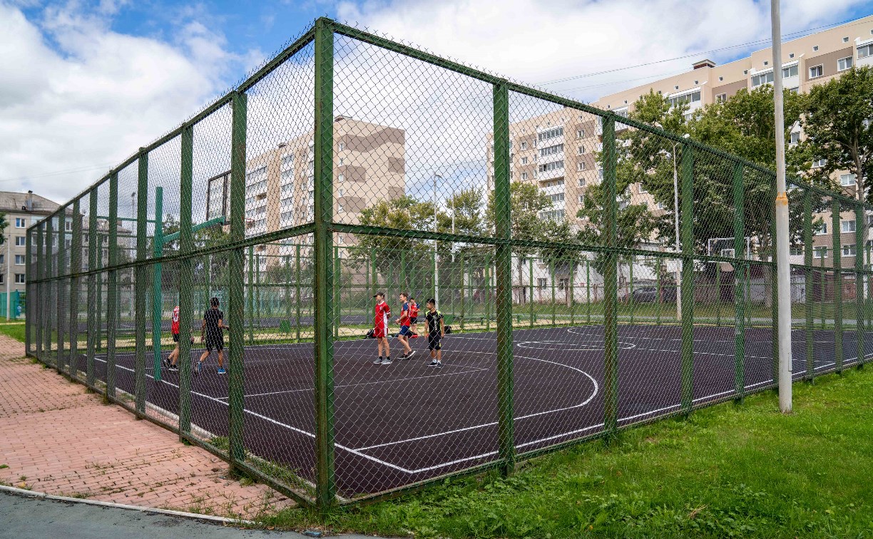 Жителям Южно-Сахалинска открыли доступ к спортплощадкам школы №3