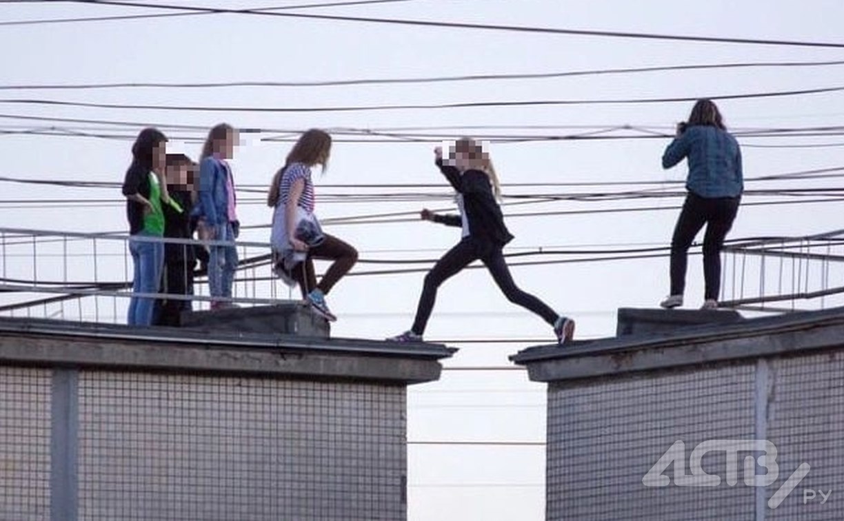 Сахалинец рассказал о подростках, которые прыгали с крыши пятиэтажки на соседнее здание