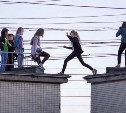Подростки в Южно-Сахалинске прыгали с крыши пятиэтажки на соседнее здание